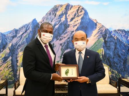 Premier Su (right) presents Ambassador Robert Kennedy Lewis with a jade carving of Taiwan and thanks St. Lucia for supporting Taiwan′s participation in international affairs. 