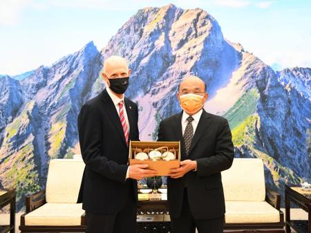 Premier Su (right) presents U.S. Senator Rick Scott with a traditional tea set for happy occasions, representing the steady growth of Taiwan-U.S. relations founded upon shared values of freedom and democracy.