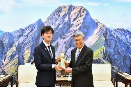 Premier Chen (right) receives a delegation led by Suzuki Norikazu, director of Japan′s Liberal Democratic Party Youth Division, and expresses hope that Taiwan and Japan will deepen cooperation to advance regional prosperity.
