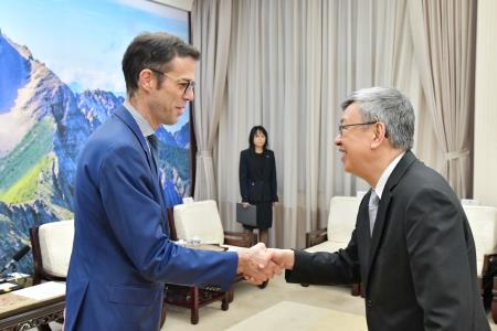 Premier Chen Chien-jen (right) welcomes new French Office in Taipei Director Franck Paris (left) with hopes that Taiwan and France will continue working together to promote regional security and industrial cooperation.