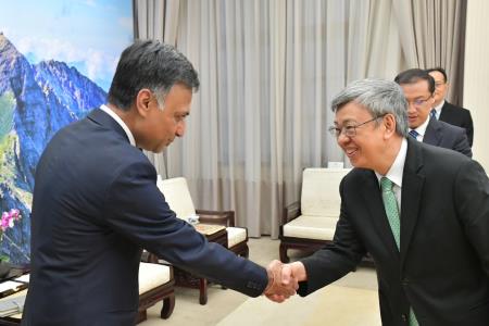 Premier Chen Chien-jen (front right) welcomes Manharsinh Laxmanbhai Yadav, director general of the India Taipei Association, with hopes that both sides will continue to increase cooperation on the economy, trade and security.