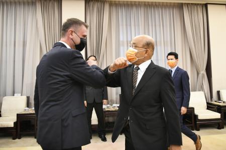 Premier Su Tseng-chang (right) receives and thanks Patrick Rumlar, head of the Czech Economic and Cultural Office Taipei, for promoting Taiwan-Czech relations during his tenure.