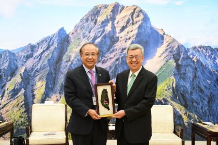 Premier Chen Chien-jen (right) welcomes Timo Yu, head of a delegation of overseas Taiwanese business groups from Canada, and expresses hope for continued support from influential overseas Taiwanese communities.