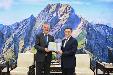 Premier Cho Jung-tai (right) welcomes British Office Taipei Representative John Dennis, and expresses hope that Taiwan can join the CPTPP to contribute to upholding security in the Indo-Pacific region and the Taiwan Strait.