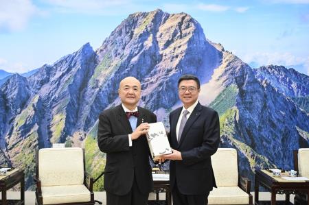 Premier Cho Jung-tai (right) welcomes Chief Representative Katayama Kazuyuki, head of a delegation from the Japan-Taiwan Exchange Association′s Taipei Office, with hopes that the Japanese government will continue using its influence to support Taiwan′s bid to join the CPTPP.  