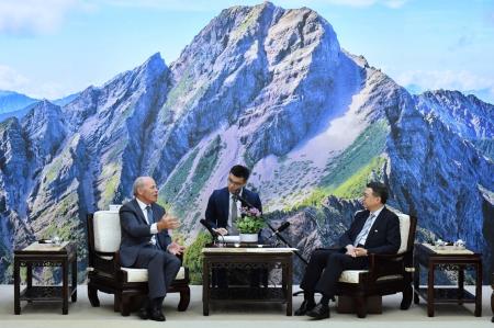 Premier Cho Jung-tai (right) welcomes Executive Director Jim Nickel (left) of the Canadian Trade Office in Taipei, and encourages youth exchange programs to continue expanding cooperation between Taiwan and Canada. 