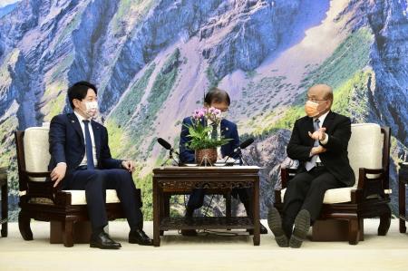 Premier Su (right) receives a delegation led by Ogura Masanobu (left), director of Japan′s Liberal Democratic Party Youth Division, with hopes that Japan will vigorously support Taiwan′s bid to enter the Comprehensive and Progressive Agreement for Trans-Pacific Partnership and international economic and trade organizations.