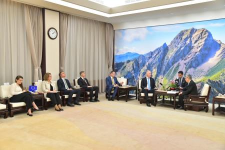 Premier Chen (right) welcomes a delegation from the Baltic states led by the foreign affairs committee chairs of the Estonian, Lithuanian and Latvian national parliaments. 