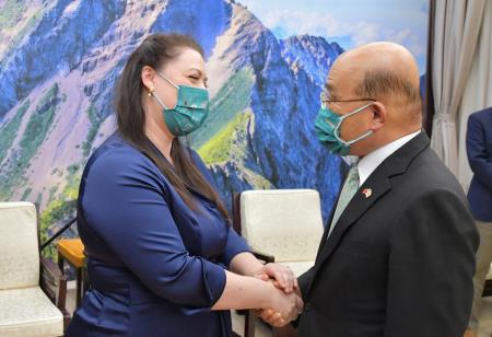 Premier Su Tseng-chang (right) welcomes a British parliamentary delegation led by House of Commons Foreign Affairs Committee chair Alicia Kearns.