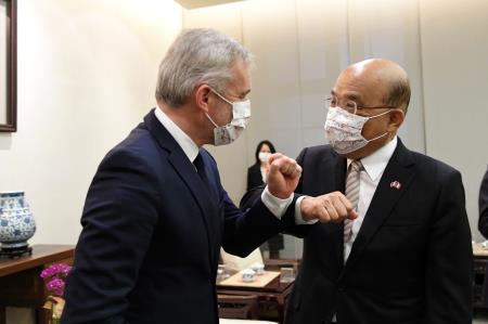 Premier Su Tseng-chang (right) receives a delegation led by France-Taiwan Parliamentary Friendship Group Chairman François de Rugy, and extends a warm welcome on behalf of the people and government of Taiwan.