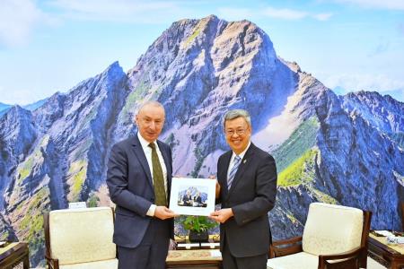 Premier Chen Chien-jen (right) receives outgoing French Office in Taipei Director Jean-François Casabonne-Masonnave and expresses thanks for his energetic contributions toward promoting bilateral exchanges.