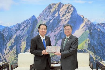 Premier Cho Jung-tai (right) welcomes Eto Seishiro, chairman of the Japan-Taiwan Friendship Association, and expresses hopes that Taiwan and Japan can work together to obtain greater development opportunities internationally.