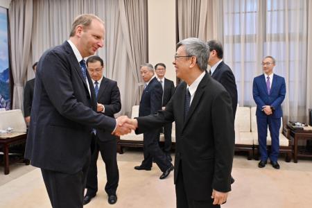 Premier Chen Chien-jen (front right) receives a German delegation led by Member of Parliament Thomas Heilmann (front left) and expresses hope that both nations will continue to cooperate on mutually beneficial endeavors and maintain an enduring friendship.
