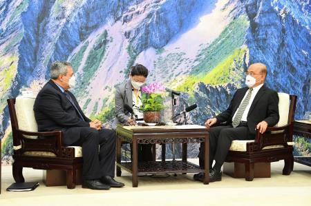 Premier Su (right) receives Central American Bank for Economic Integration Executive President Dante Mossi (left) and his delegation, with hopes to continue bolstering cooperation and Central American regional development.