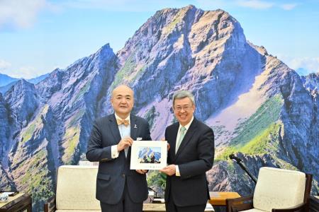 Premier Chen Chien-jen (right) welcomes Katayama Kazuyuki, new chief representative of the Japan-Taiwan Exchange Association′s Taipei Office, and hopes Japan will continue using its influence to support Taiwan′s bid to join the CPTPP. 