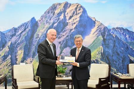 Premier Chen Chien-jen (right) thanks Senator Pavel Fischer, chairperson of the Czech Senate′s Committee on Foreign Affairs, Defence and Security, for his longtime support of deepening Taiwan-Czech relations. 