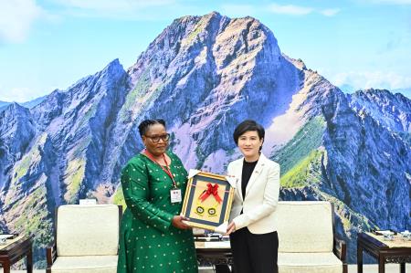 Vice Premier Cheng Li-chiun (right) receives Eswatini Deputy Prime Minister Thulisile Dladla.