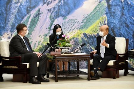 Premier Su (right) receives a Lithuanian parliamentary delegation led by members of the Committee on National Security and Defence, and expresses hope for joint cooperation to resist authoritarian expansion.