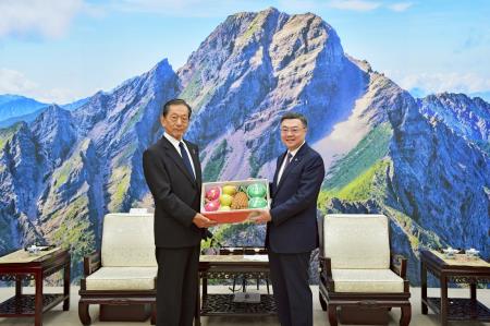 Premier Cho Jung-tai (right) welcomes Chairman Sumi Shuzo of the Japan-Taiwan Exchange Association.