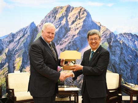 Premier Chen Chien-jen (right) welcomes a British-Taiwanese All-Party Parliamentary Group delegation led by MP Bob Stewart and hopes to continue strengthening bilateral friendship and exchanges.