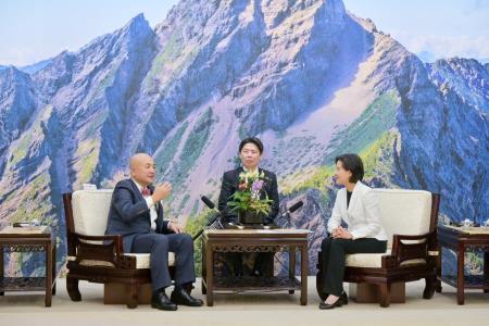 Vice Premier Cheng Li-chiun (right) welcomes Katayama Kazuyuki (left), chief representative of the Japan-Taiwan Exchange Association′s Taipei Office, with hopes for deeper bilateral cooperation and exchanges.