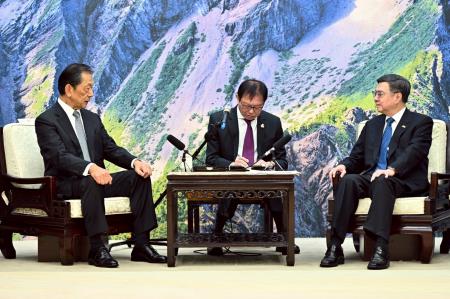 Premier Cho Jung-tai (right) welcomes Chairman Sumi Shuzo (left) of the Japan-Taiwan Exchange Association.
