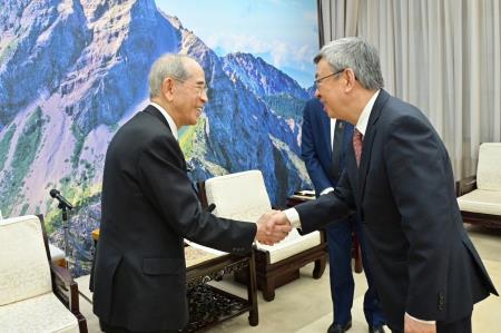 Premier Chen Chien-jen (right) welcomes Japan-Taiwan Exchange Association Chairman Ohashi Mitsuo with hopes that Japan will fully support Taiwan′s bid to join the CPTPP.