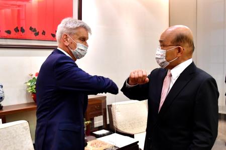 Premier Su Tseng-chang (right) receives French Senator Alain Richard—chairman of the French Senate′s Taiwan Friendship Group—along with the rest of his delegation, expressing hope for the continued advancement of friendly bilateral relations.