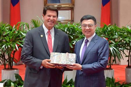 Premier Cho Jung-tai (right) welcomes a US-Taiwan Business Council delegation led by Keith Krach, chairman of the Krach Institute for Tech Diplomacy at Purdue University, and expresses thanks for the council′s continued promotion of bilateral relationships between Taiwan and the U.S. 