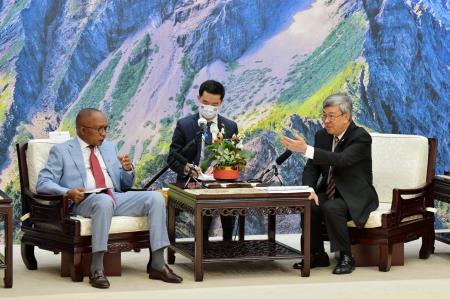 Premier Chen Chien-jen (right) receives a delegation led by Eswatini Prime Minister Cleopas Sipho Dlamini (left) and thanks Eswatini for actively supporting Taiwan′s participation in the international community.