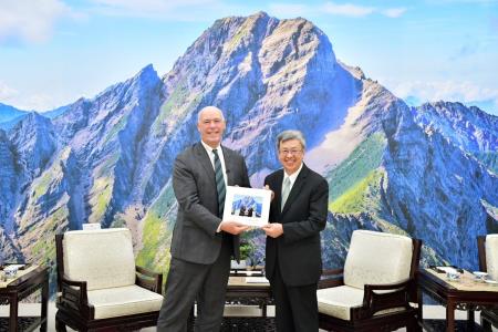 Premier Chen Chien-jen (right) welcomes Greg Gianforte, governor of the U.S. state of Montana, with hopes to continue bolstering Taiwan-Montana cooperation in key industries. 