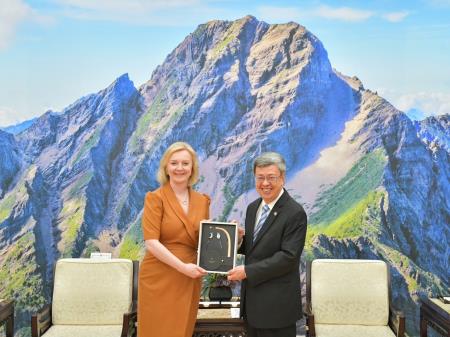 Premier Chen (right) welcomes former U.K. Prime Minister Liz Truss and expresses hope that Britain will support Taiwan‵s accession to the Comprehensive and Progressive Agreement for Trans-Pacific Partnership.