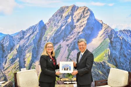 Premier Chen Chien-jen (right) welcomes a delegation from the U.S. city of Phoenix, Arizona led by Mayor Kate Gallego.