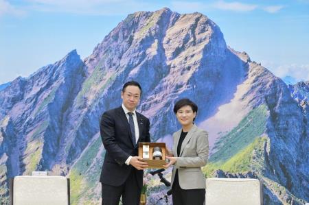 Vice Premier Cheng Li-chiun (right) welcomes a Japanese delegation led by Suzuki Keisuke, House of Representatives member and chair of the Liberal Democratic Party′s Taiwan Policy Review Project Team, with hopes for accelerated cooperation on economics, trade and technology.