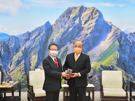 Premier Su (right) receives a delegation of Japanese lawmakers led by House of Councillors Member Seko Hiroshige and expresses hope that the lawmakers will continue using their influence to strengthen the bilateral relationship.