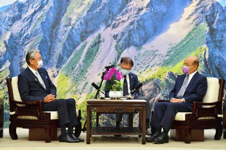 Premier Su (right) receives Japanese Representative Furuya Keiji (left), chairman of the Japan-ROC Diet Members′ Consultative Council.