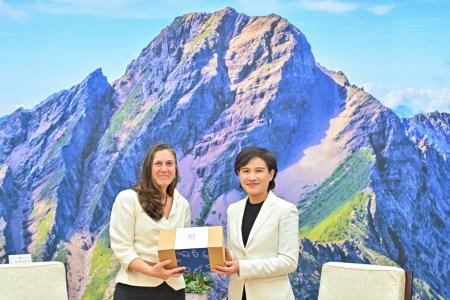 Vice Premier Cheng Li-chiun (right) receives Maya Yaron, representative of the Israel Economic and Cultural Office in Taipei.