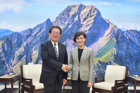 Vice Premier Cheng Li-chiun (right) welcomes Japanese House of Representatives Member Kaneko Yasushi and expresses hope for enhanced bilateral industrial cooperation to together build a "technology island chain" in Asia.