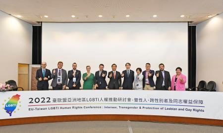 Executive Yuan Spokesperson and Minister without Portfolio Lo Ping-cheng (center) and representatives from Europe, Asia and the US attend the 2022 EU-Taiwan LGBTI Human Rights Conference on Intersex, Transgender and Protection of Lesbian and Gay Rights.