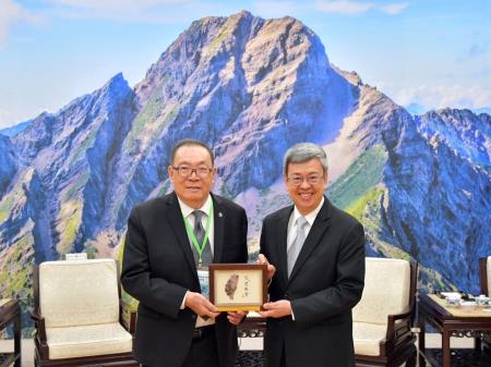 Premier Chen Chien-jen (right) welcomes a Taiwanese Chambers of Commerce of North America delegation led by President Tom Wu.