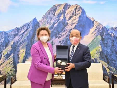 Premier Su presents EU Parliament Vice-President Nicola Beer with a pair of butterfly-motif ceramic cups, and thanks her for strongly supporting Taiwan′s freedom and democracy. 