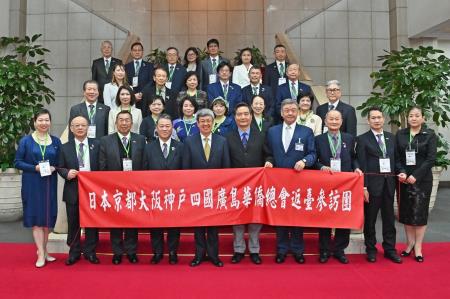 Premier Chen Chien-jen (front, fifth left) receives a delegation of overseas Taiwanese community associations from across Japan.