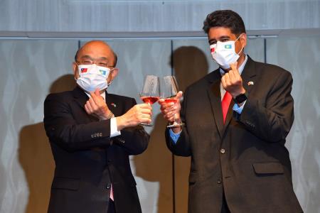 Premier Su Tseng-chang (left) toasts Palau President Surangel Whipps Jr., the first head of state to visit Taiwan since the COVID-19 pandemic began. The visit symbolizes co-existence, co-prosperity and collaboration for Taiwan and Palau, and is the culmination of joint efforts to fight the pandemic.