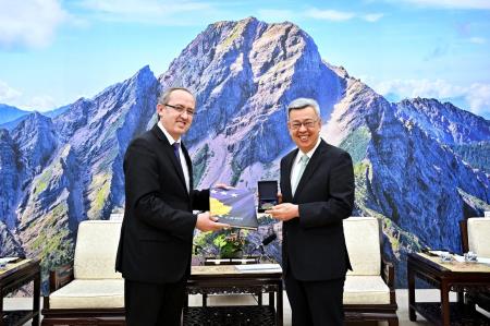 Premier Chen (right) welcomes a cross-party parliamentary delegation led by former prime minister of Kosovo and member of parliament Avdullah Hoti, with hopes for the continued expansion of bilateral economic and trade exchanges.