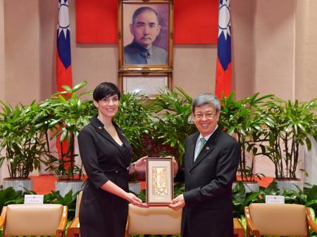 Premier Chen Chien-jen (right) receives a delegation from the Czech Republic led by Speaker of the Chamber of Deputies Markéta Pekarová Adamová and says that increased cooperation between the two nations benefits the entire world.