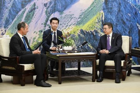 Premier Cho Jung-tai (right) receives Lutz Güllner (left), head of the European Economic and Trade Office in Taiwan, and expresses hope for a Taiwan-EU economic partnership agreement to continue enhancing solidarity and cooperation.