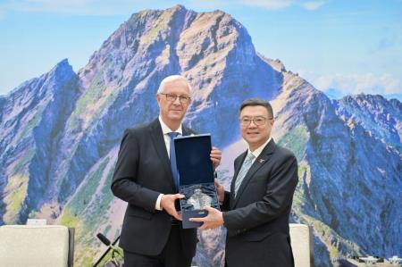 Premier Cho Jung-tai (right) welcomes Czech Senate First Vice President Jiří Drahoš and expresses hope for comprehensive bilateral cooperation on advanced semiconductor research and supply chain resilience.