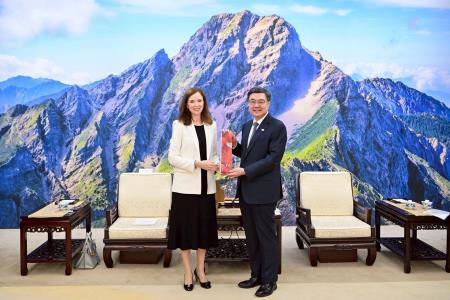 Premier Cho Jung-tai (right) welcomes Executive Director Marie-Louise Hannan of the Canadian Trade Office in Taipei, with hopes for the swift signing of a bilateral trade cooperation framework agreement to create more business opportunities.
