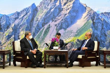 Premier Su (right) receives St. Vincent and the Grenadines Prime Minister Ralph Gonsalves (left) with hopes to continue deepening bilateral cooperation.