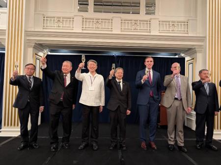 Kung Ming-hsin (center), secretary-general of the Executive Yuan, leads a Taiwanese delegation to attend a SelectUSA Investment Summit welcoming reception held by the Taipei Economic and Cultural Representative Office in the United States on May 11 (Eastern Daylight Time).